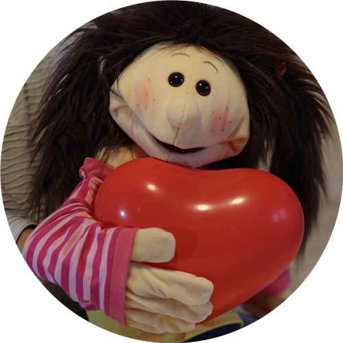 Lucy hält ein rotes Herz