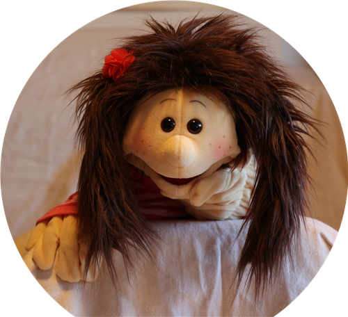 Lucy schaut neugierig