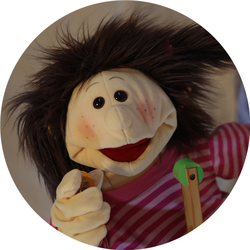 Lucy spielt und lacht